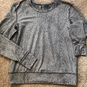 Lululemnon quike run shirt